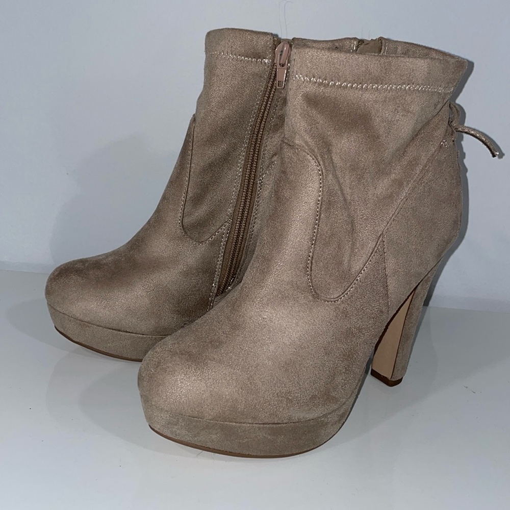 Heart in D women’s suede high heeled booties lace up bow in the back size 7.5